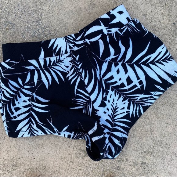 Lucylove Black and White Floral Shorts - Picture 5 of 5